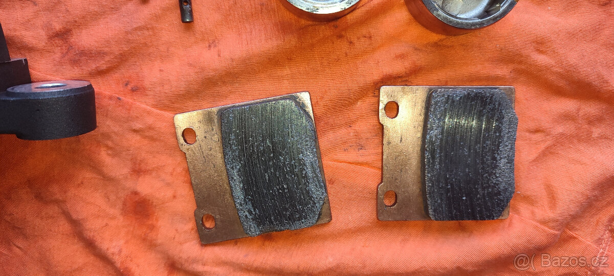 Suzuki SV 650N/S (1999- 2002) Třmen zadní + unašeč a držák - 10