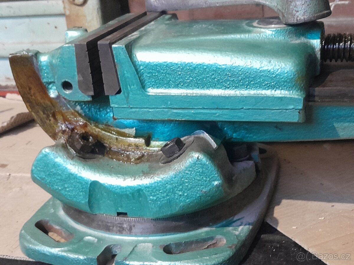 Otočný sklopný strojní svěrák 200mm - 10