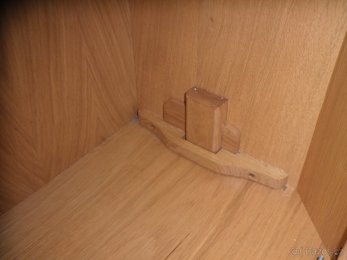 Světlá rustikální šatní skříň - 10