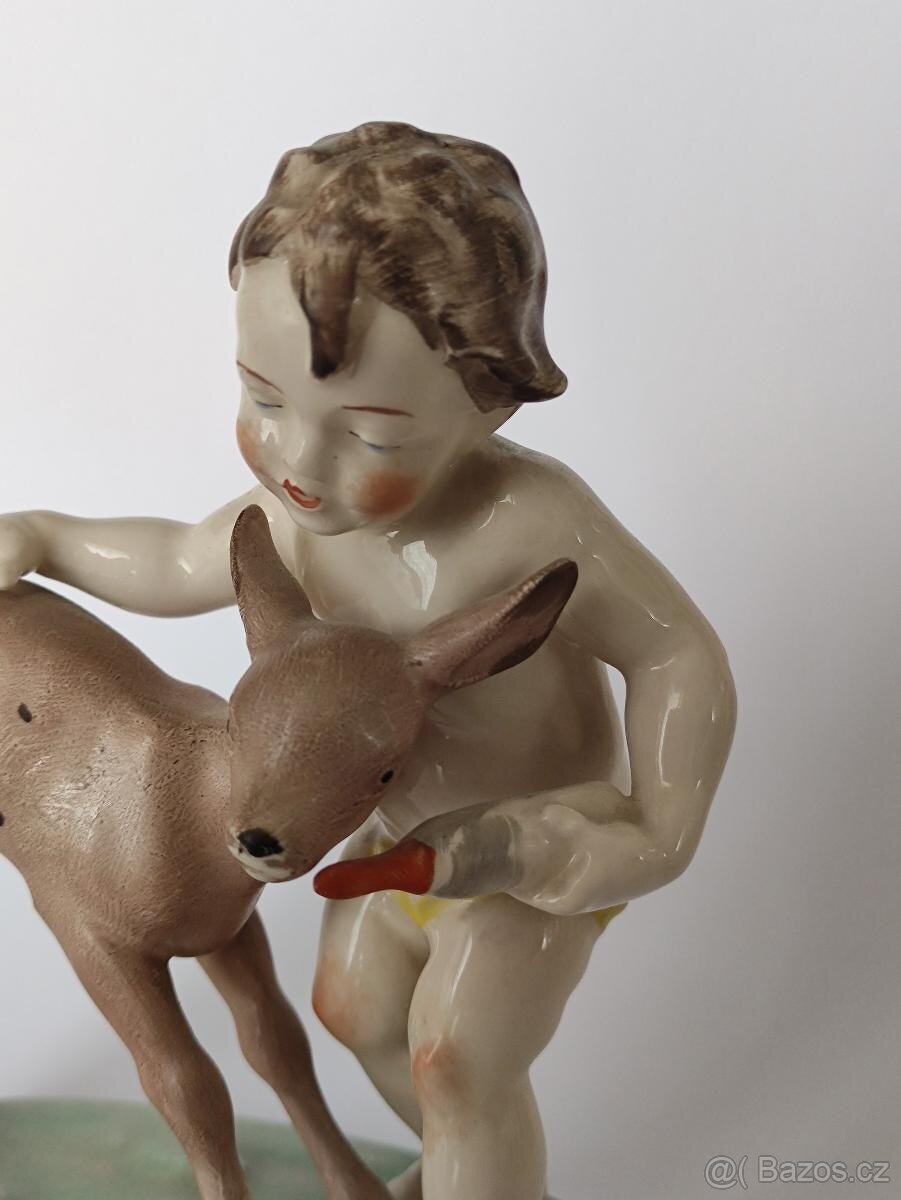 Starožitná soška, figurka, dítě krmí srnče, Hertwig, 14cm - 10