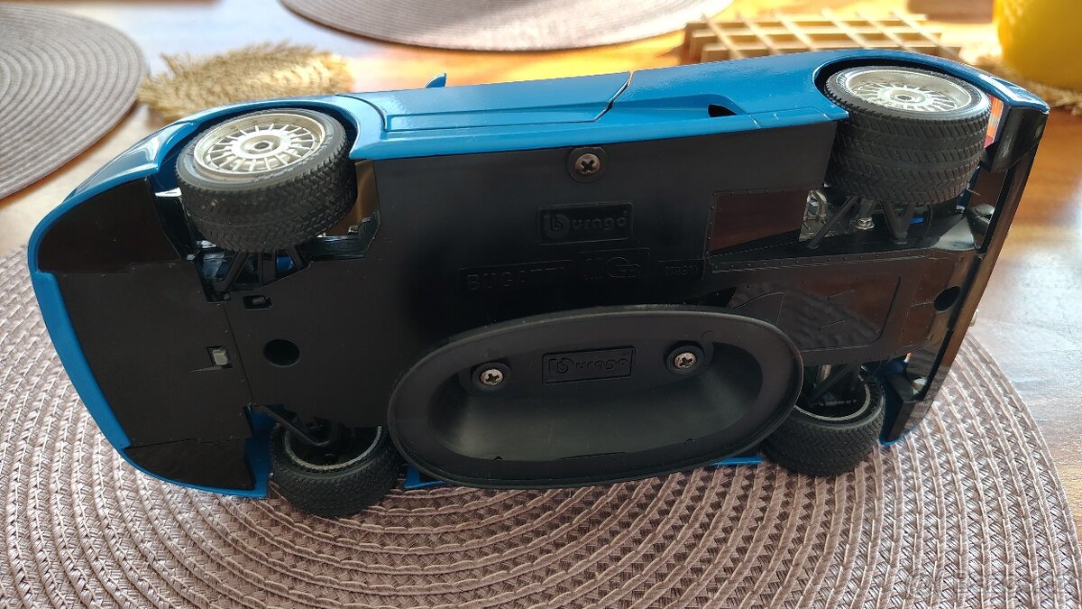 Auto Bugatti na stojanu - 10