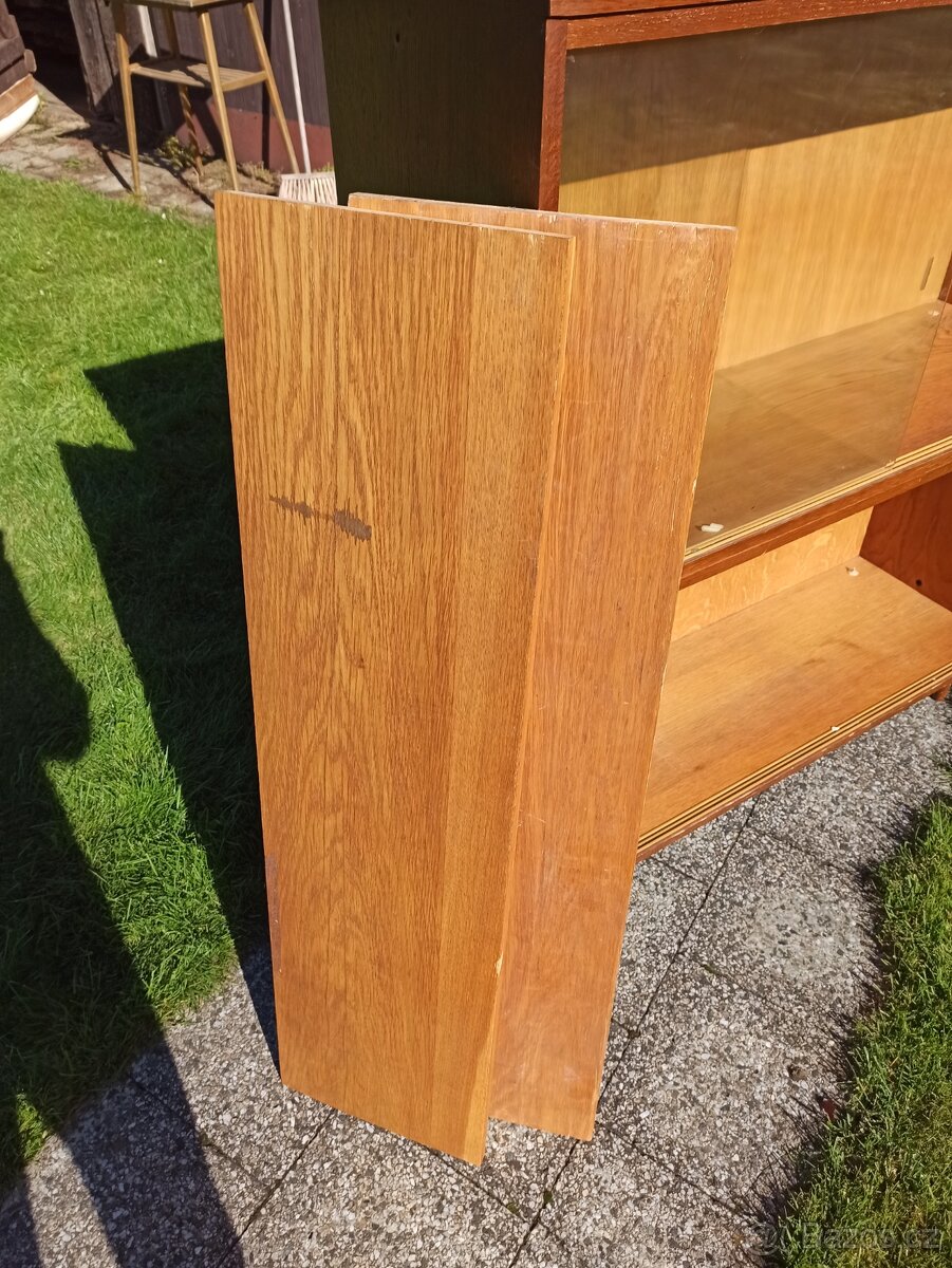 Knihovna/ regál/ úložné prostory - 10