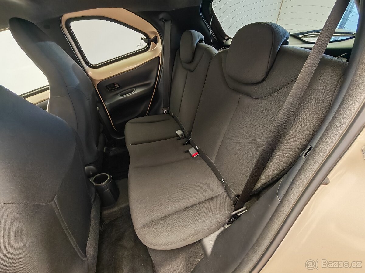 Toyota Aygo 1.0 X-Play STYLE - 10