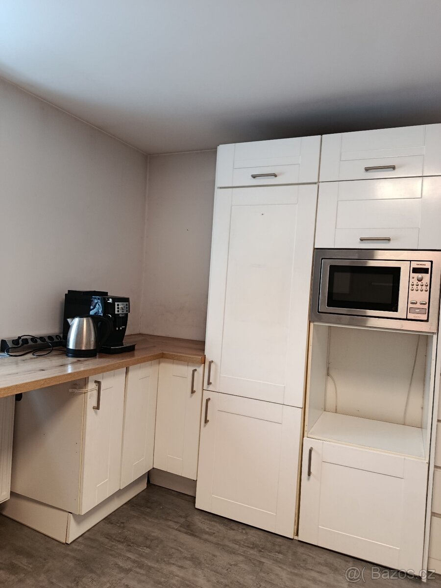 Krásná bílá (téměř plně vybavená) kuchyň - 10