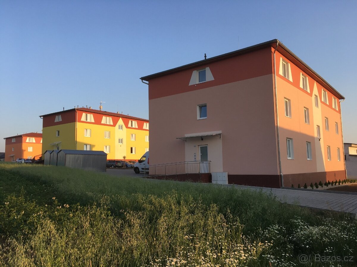 NOVÉ  BYTY 1+KK,BEZ KAUCE,POUZE PRO 100%NEKUŘÁKY,PARKOVIŠTĚ - 10