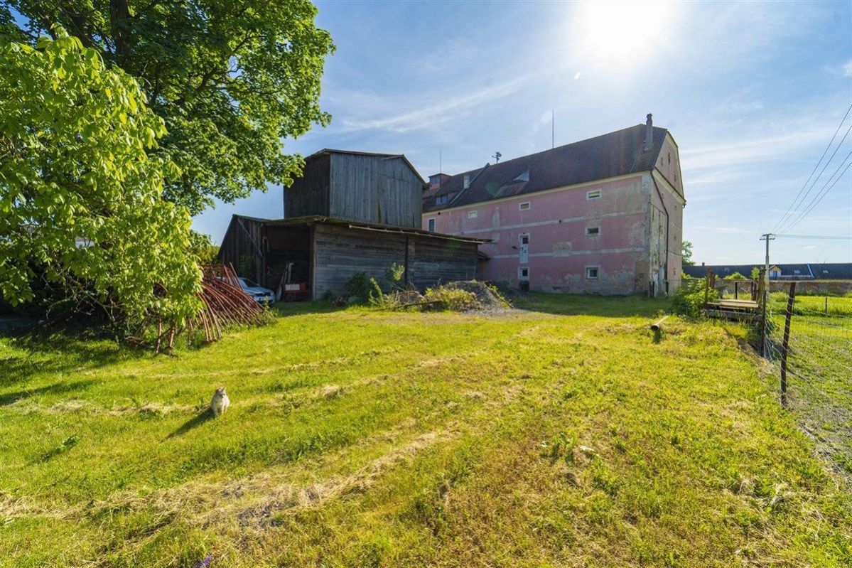 Pěčice, prodej rodinného domu 206 m2 (3 byty, sklady 2700 m2 - 10