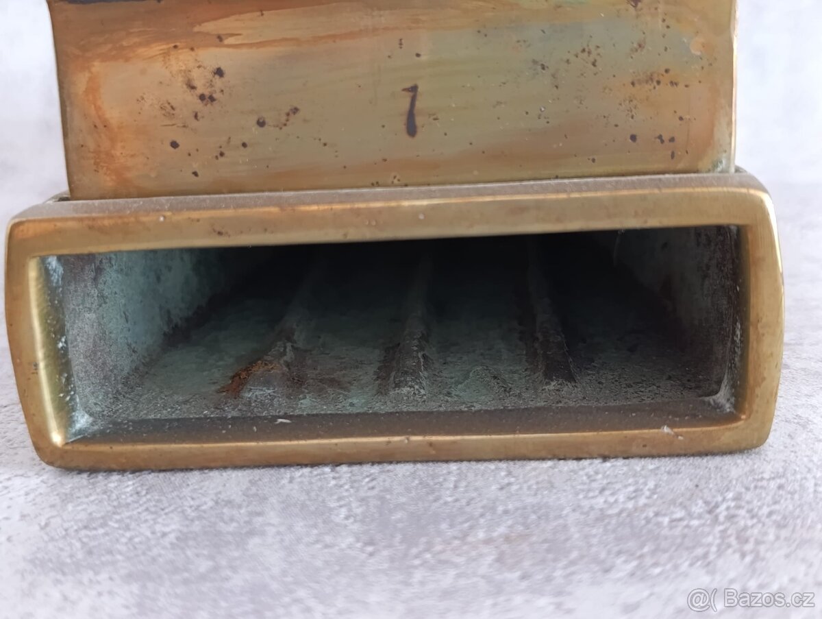 Stará zachovalá mosazna žehlička č.7 (vzadu značeni 7) - 10