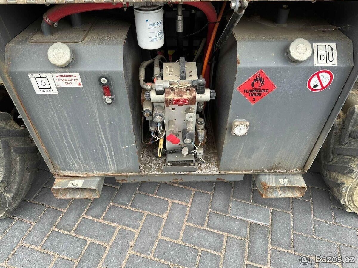 TERÉNNÍ NŮŽKOVÁ PLOŠINA SKYJACK SJ 6832 RT - 10