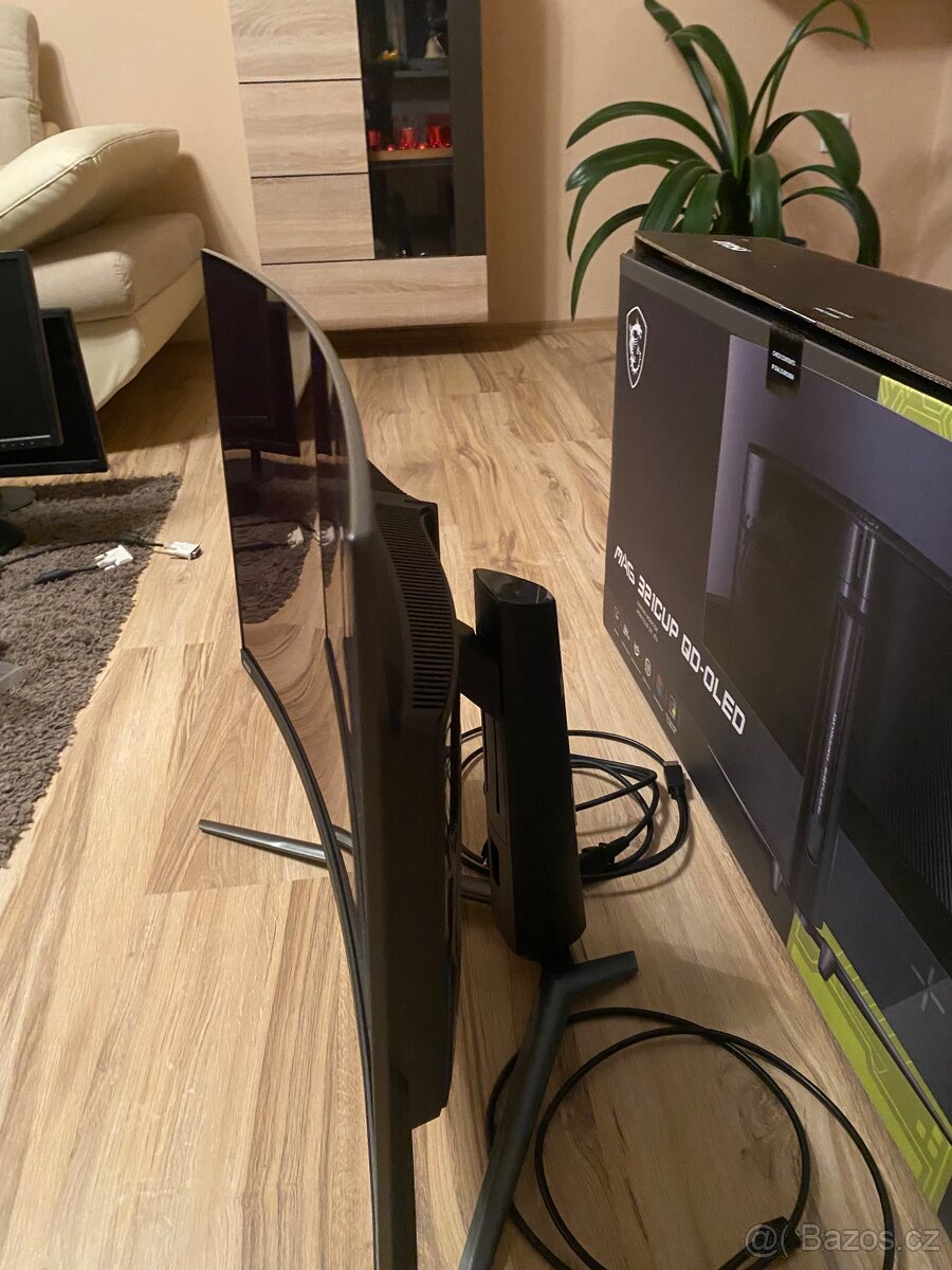 HERNÍ MONITOR 31.5" MSI MAG 321CUP QD-OLED - 10