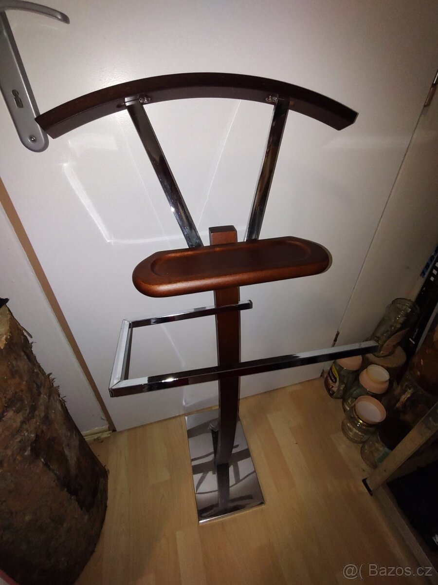 Sluha věšák hezký stav - 10