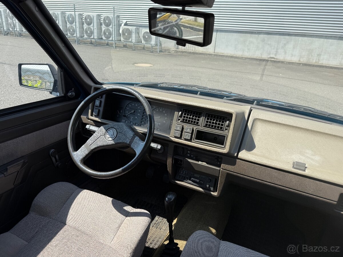 ŠKODA FAVORIT 135LS - 1.majitel - Garážováno - Pěkný - 10