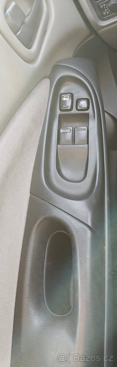 Nissan Almera (Hatchback) - 10