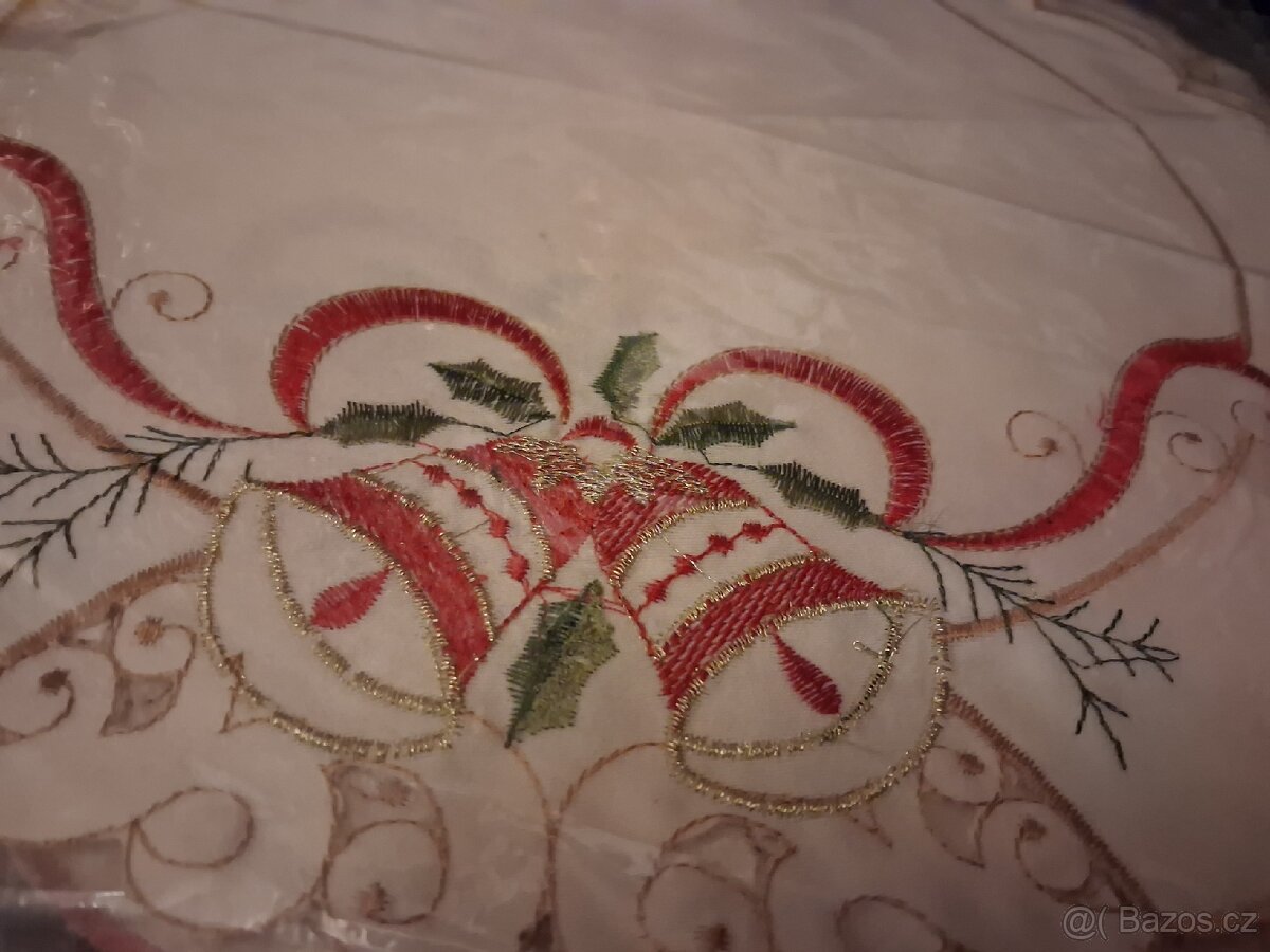 Vánoční kulaté prostírání vyšívané 12 kusů - 10