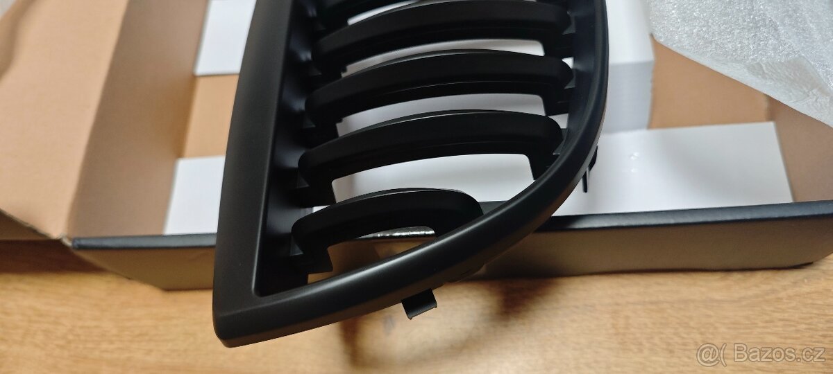 PŘEDNÍ MASKA, LEDVINKY BMW 1 E87, E81, 2004-2007, ČERNÁ - 10