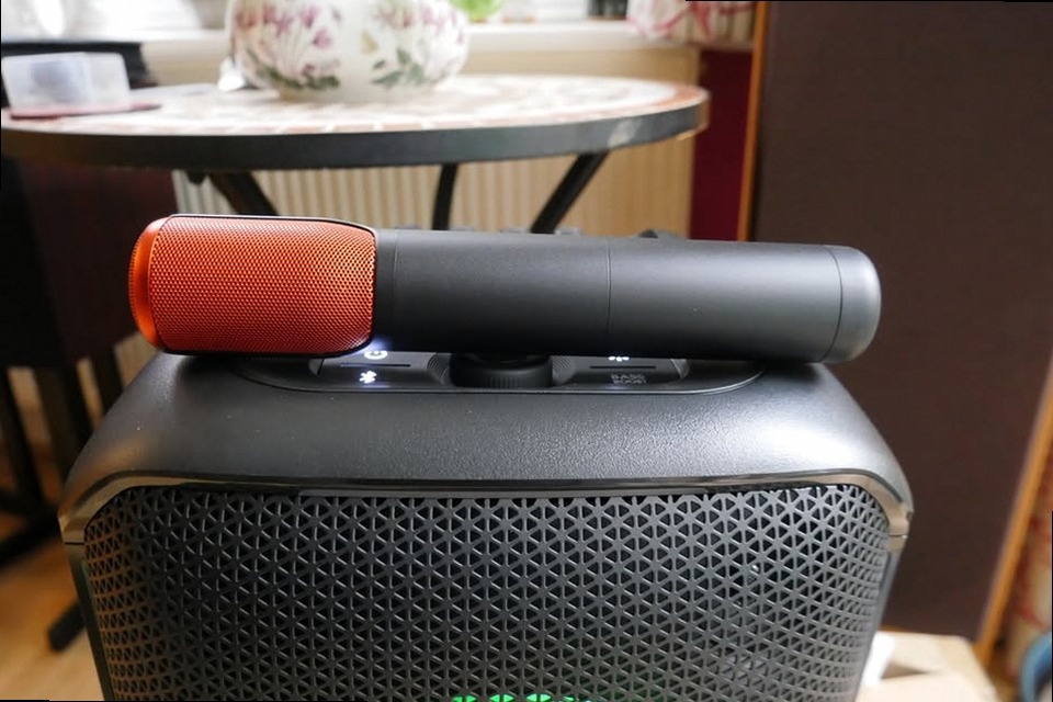 JBL Partybox encore s mikrofonem - 10