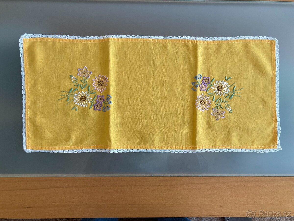Vyšívané dečky a ubrusy - 10