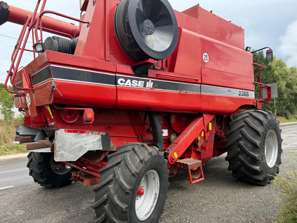Sklízecí mlátička Case 2388 rok výroby 2003, Lokalita: 57- - 10