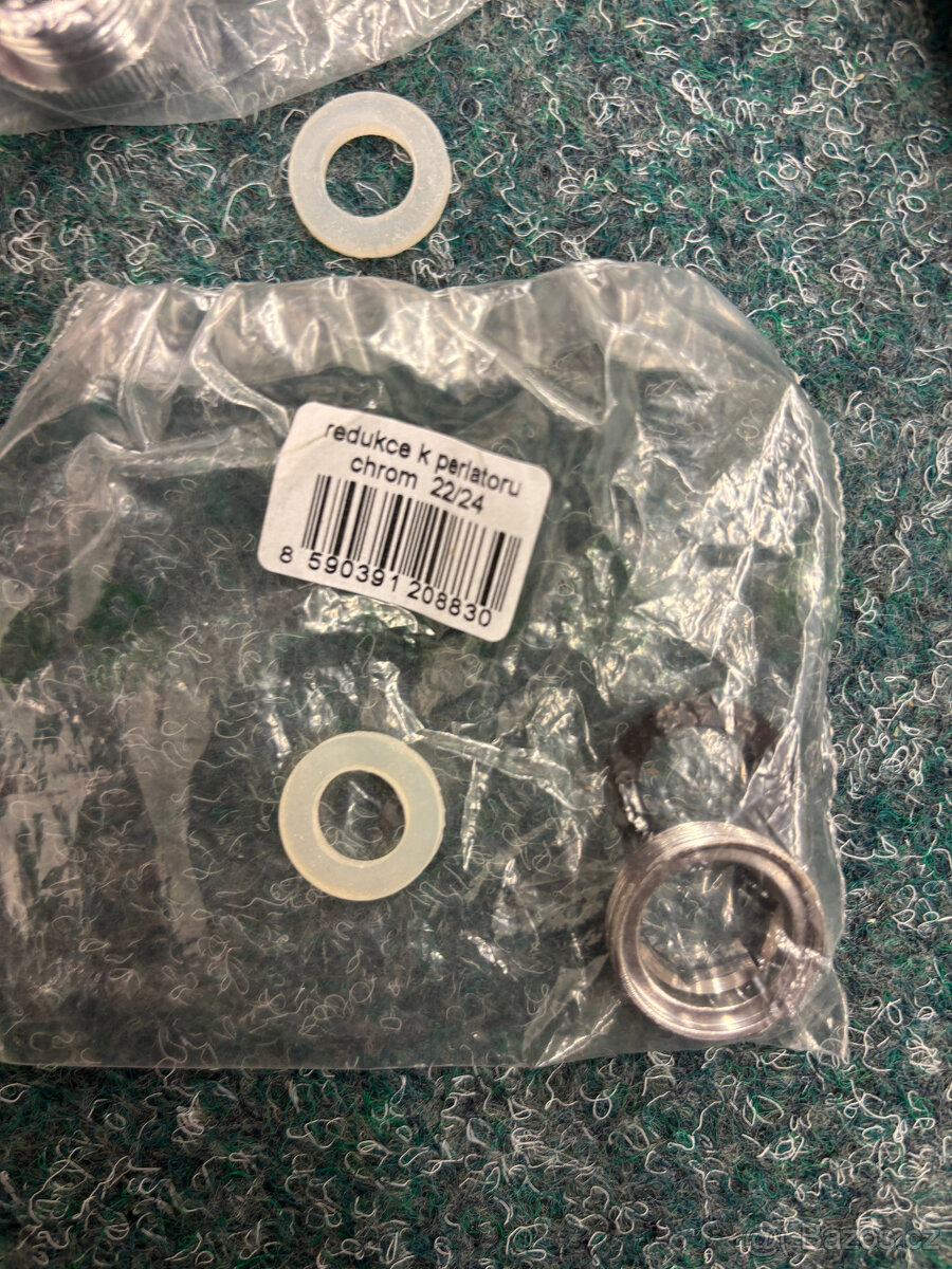 Nepoužitý set ruční sprchy – hlavice, hadice, redukce - 10