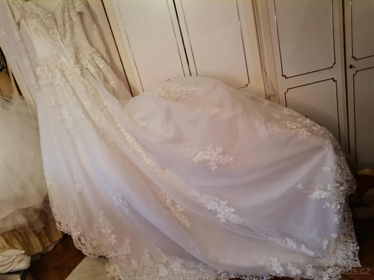 svatebni šaty s vlečkou - 10