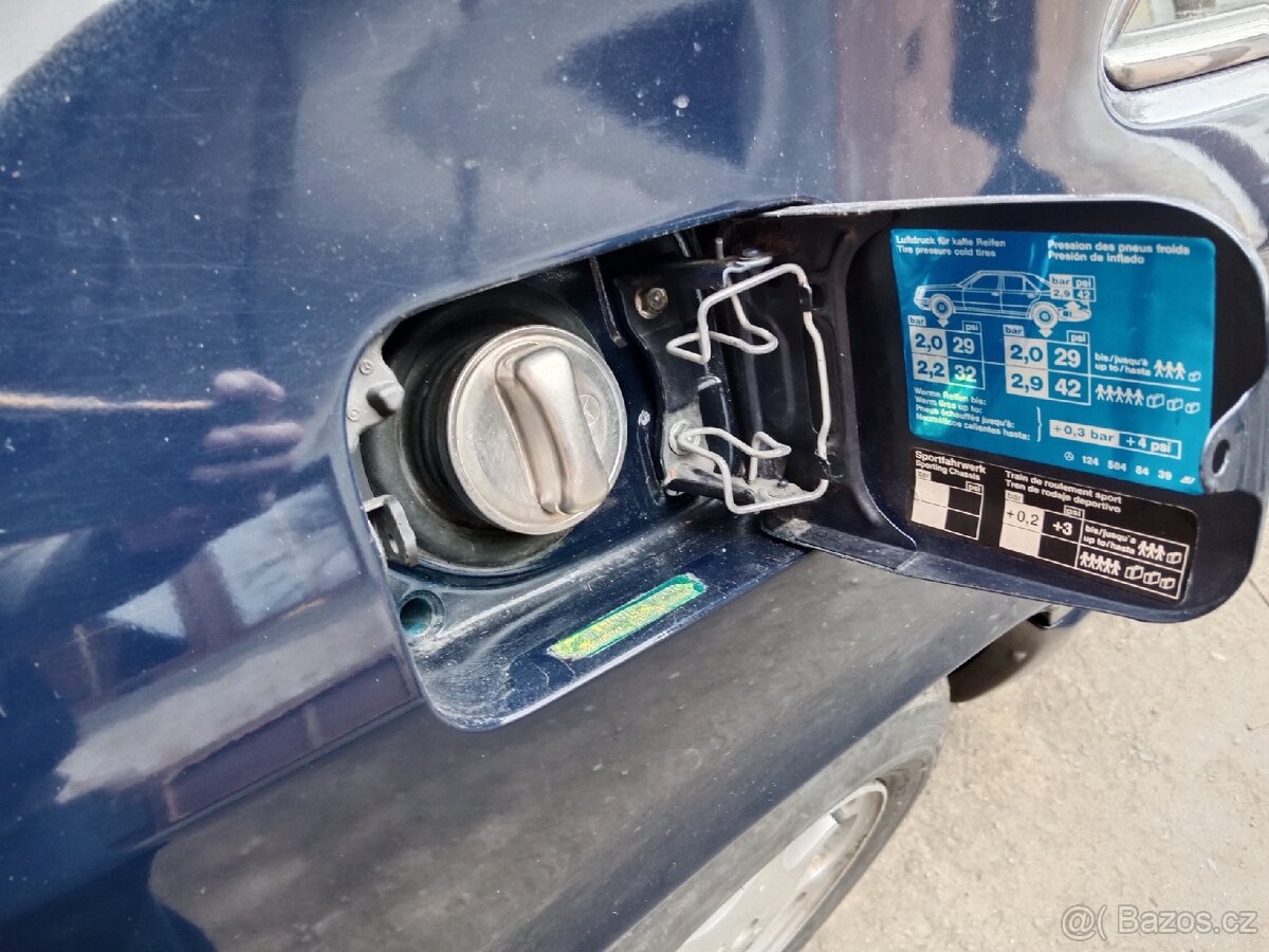 Mercedes-Benz E220 w124 coupe - 10