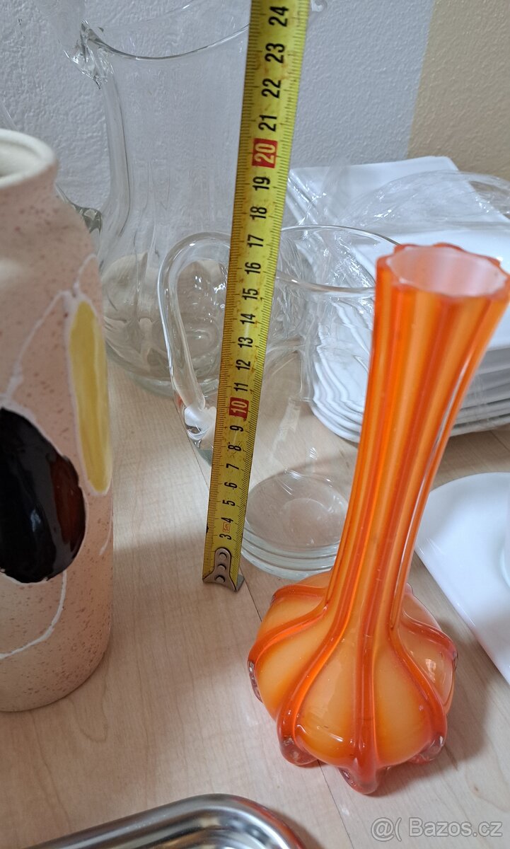 Vázy, šálky, džbány, tácek, prkýnko, odměrka,... - 10