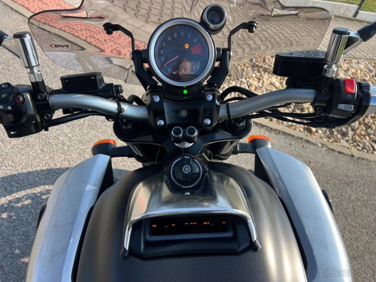 Yamaha V Max - 10