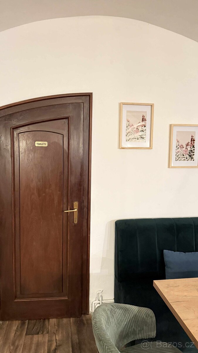 Srdce Hradce volá Přenechání stylové vinárny / baru - 10