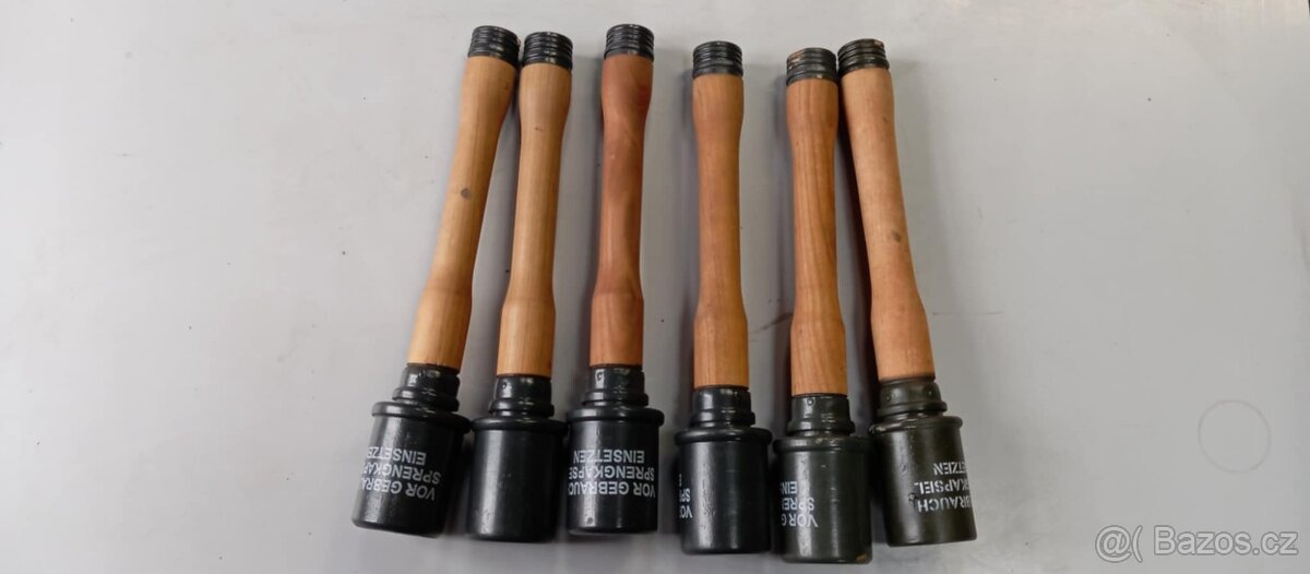 Replika - dřevěné granaáty. - 10