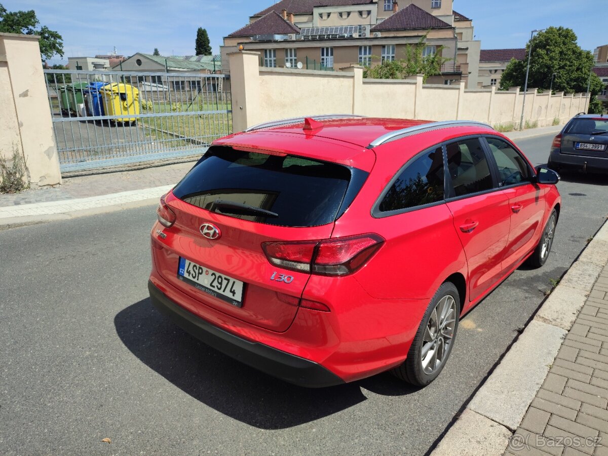 Hyundai i30 1.4 T-gdi 103kw top stav - 10