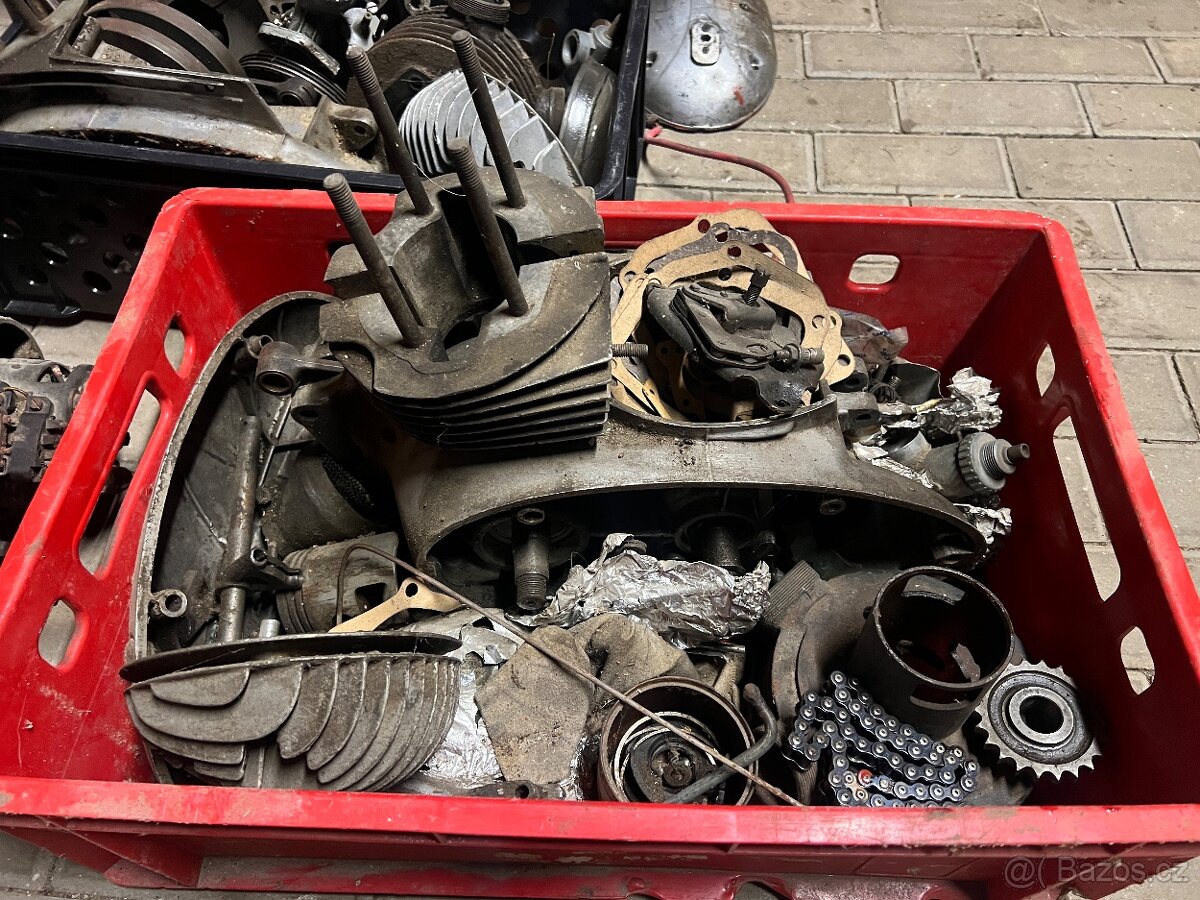 JAWA 250 + NÁHRADNÍ DÍLY (3 motory) - 10