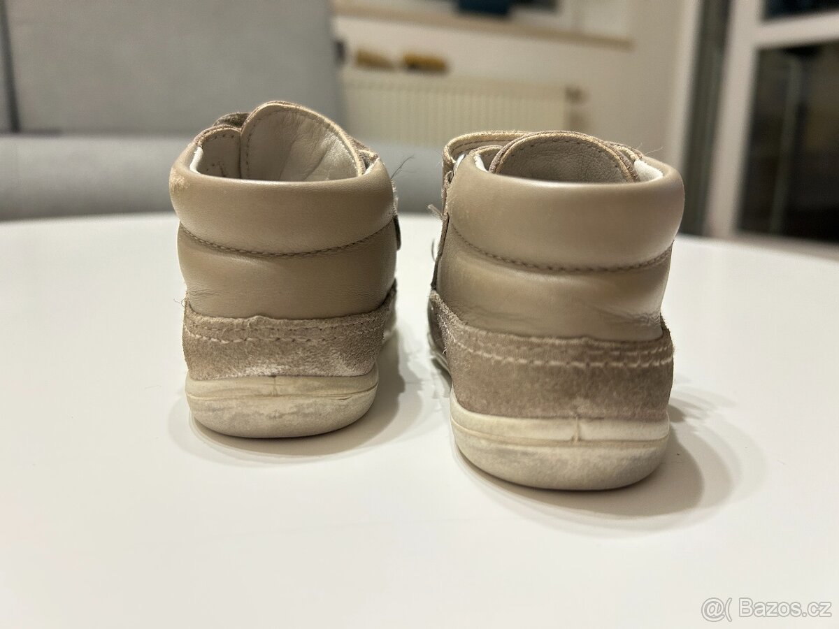3 páry bot: Capáčky 16/18 + Bačkory 18/19 + první botičky 18 - 10