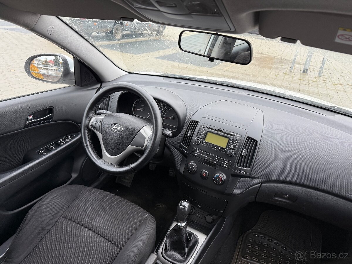 HYUNDAI i30 1,4i 80kW - rok 2011 - Klima - Nové v ČR - 10