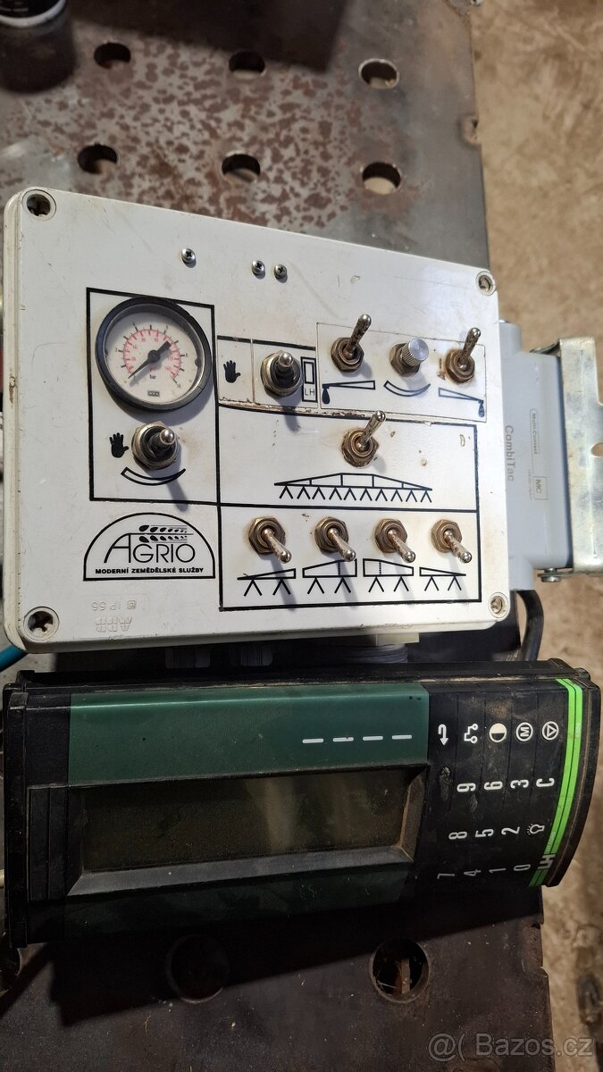 Postřikovač Knight 2000l 18m tažený - 10