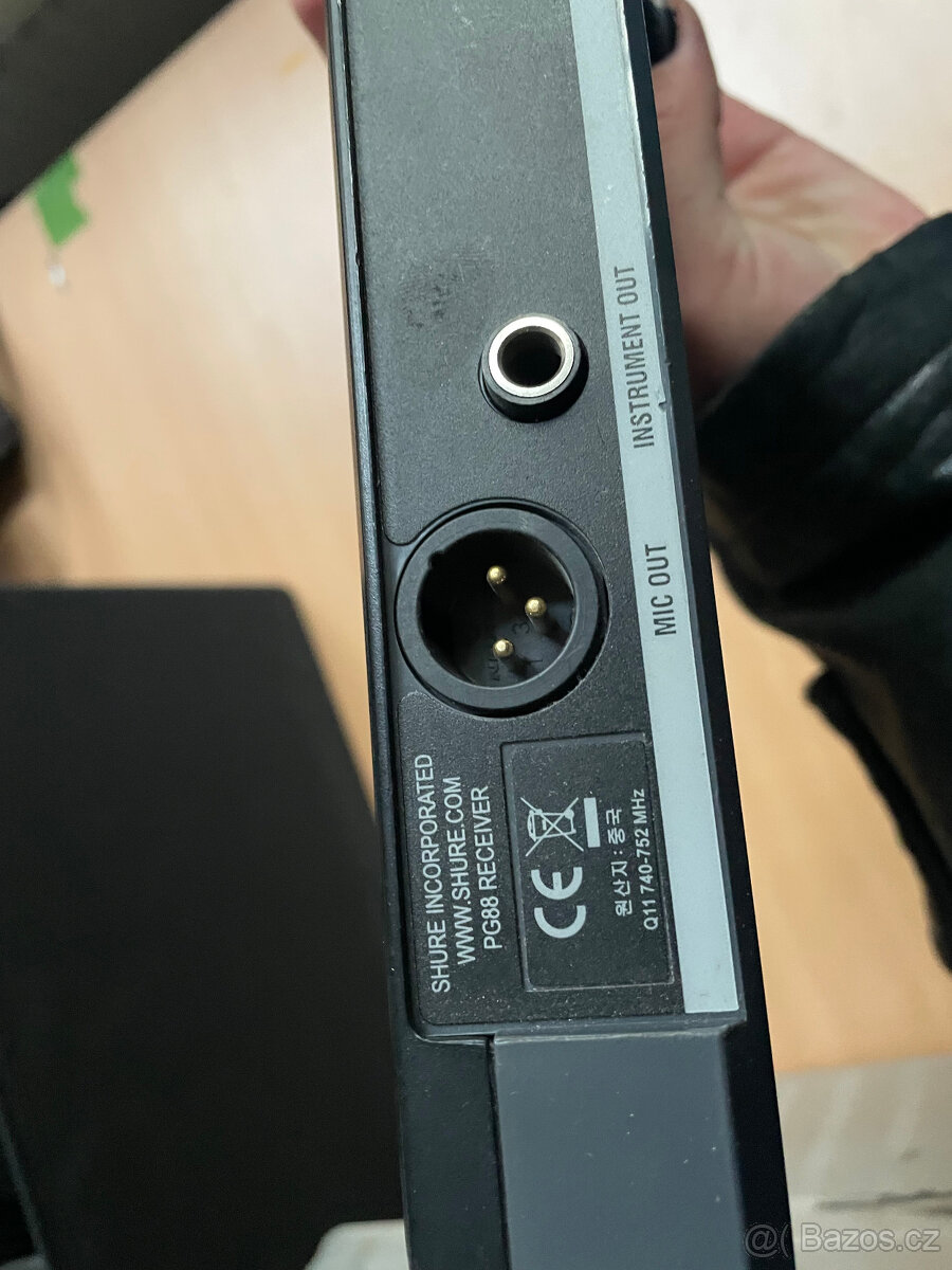 SHURE dvoukanálový přijímač + ruční mikrofon, kapesní vysíl - 10