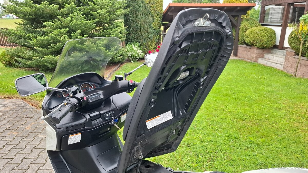 Suzuki Burgman 400 - r. 2011, najeto 42.318 km - 10