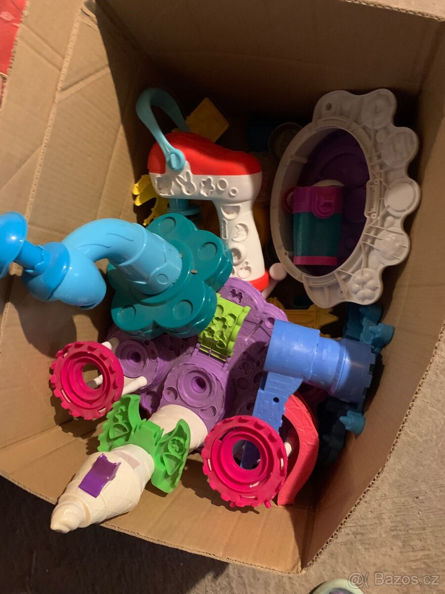 Dětský zahradní nábytek + koloběžka + odrážedlo - 10