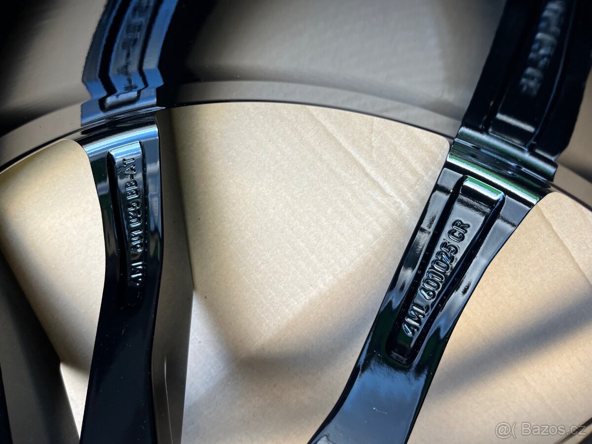 LAMBORGHINI URUS 23" Black, nové, originál - 10