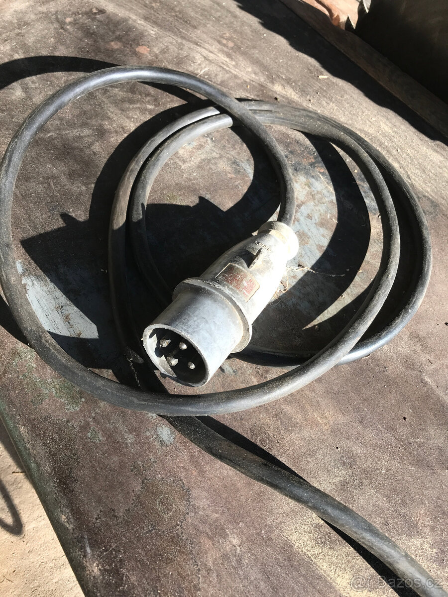 Pila cirkulárka na dřevo. - 10