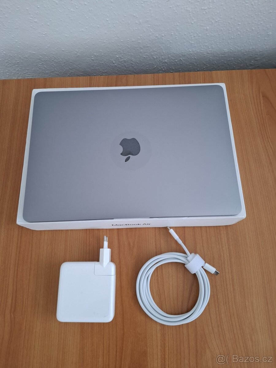 Macbook Air 13 palců M1 chip 8 GB RAM 256 SSD 250 cyklu - 10