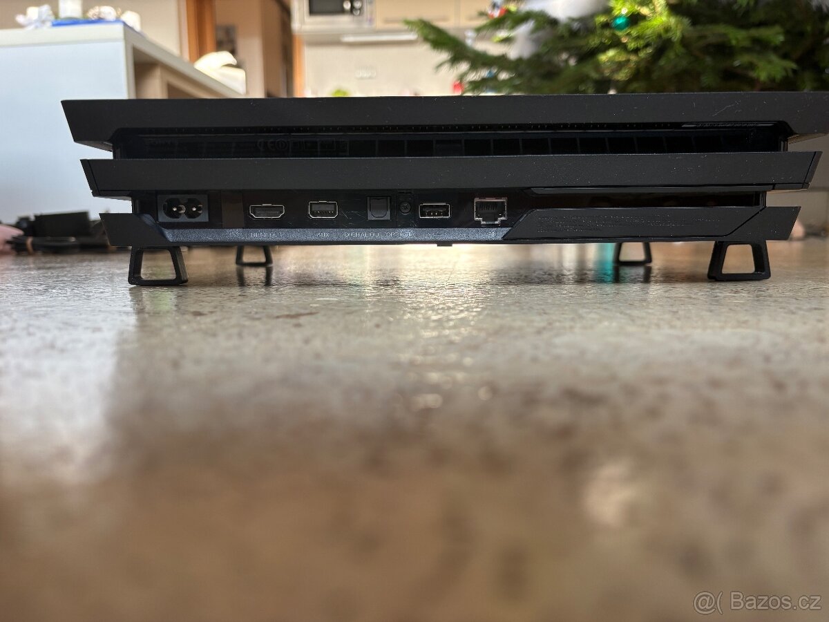 PS4 Pro 1Tb + 2x ovladač - 10