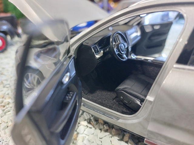model auta 1:18 Volvo XC60 2022, šedá farba ,Paudi - 10