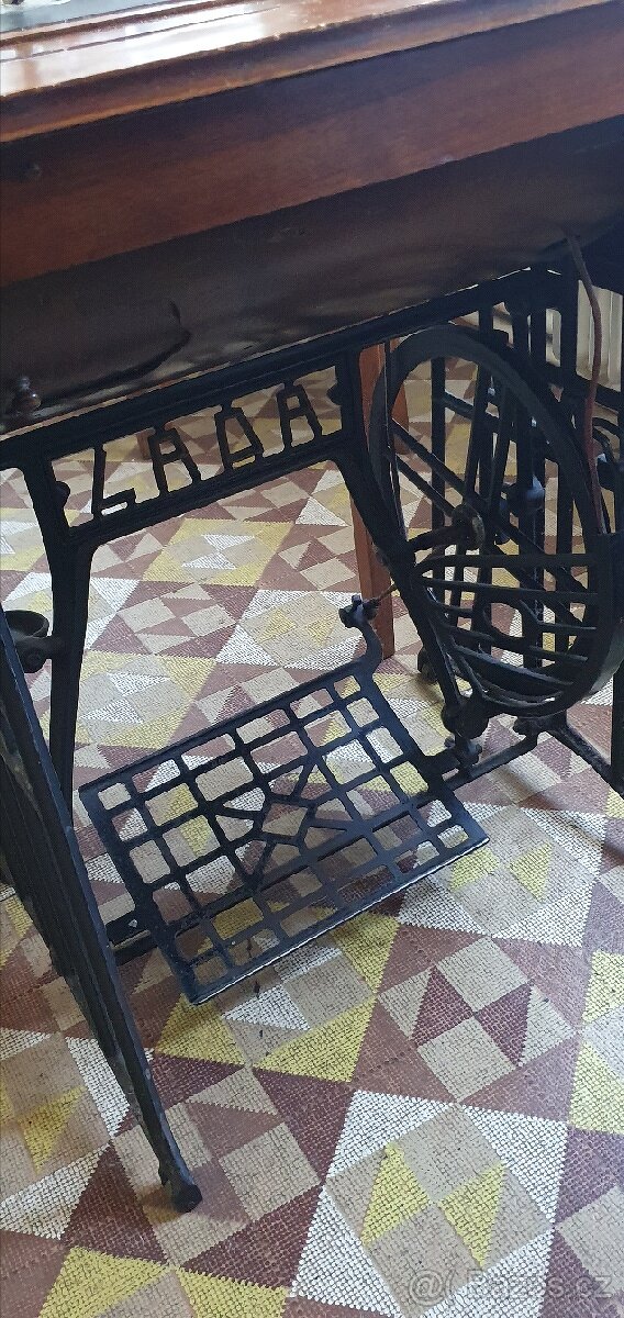 Šlapací šicí stroj Lada - 10