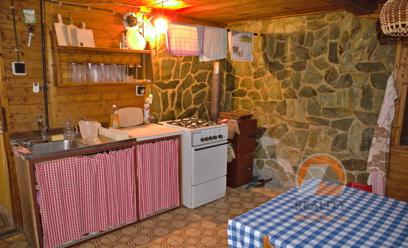 Roubená chalupa v lese - 10