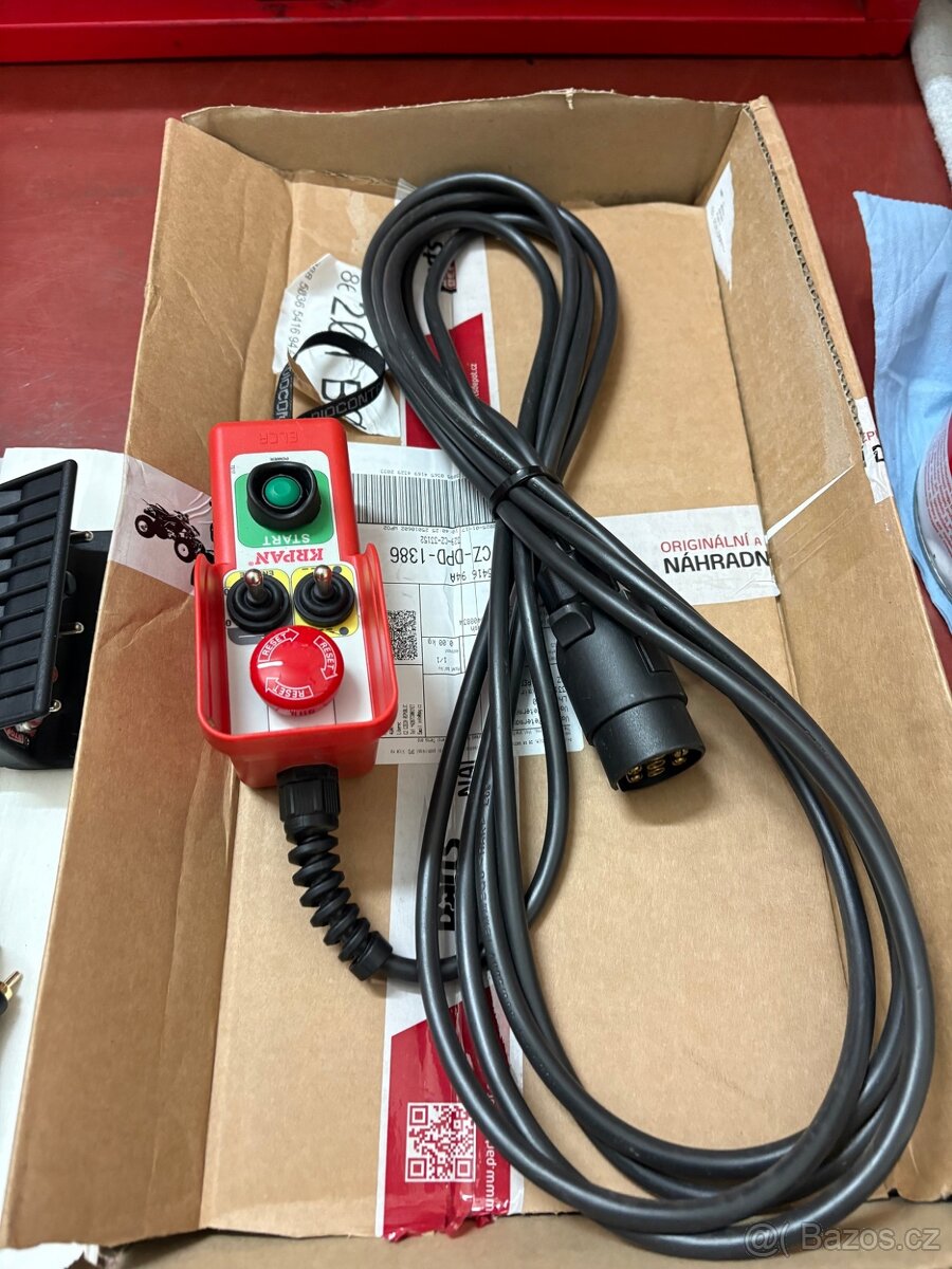 JOHN DEERE 5075 E s lesní nástavbou (UKT) - 10