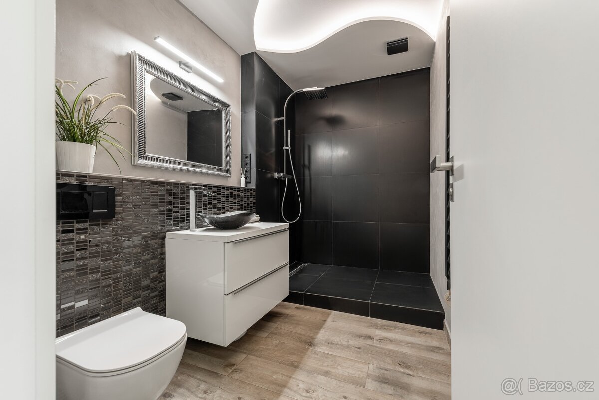 2+kk s balkonem a parkováním v Pod Harfou, Praha 9 - 10