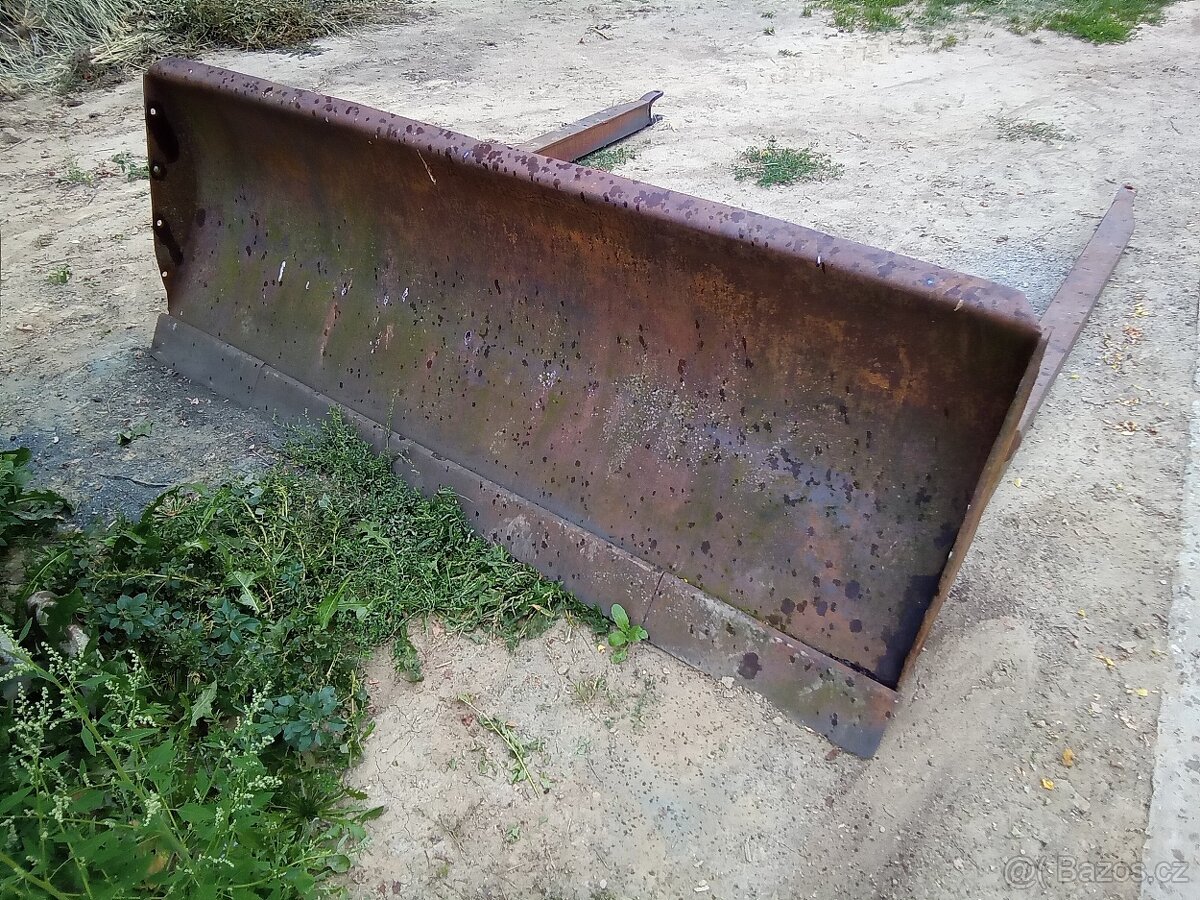 Čelní radlice na pásový raktor DT - 10