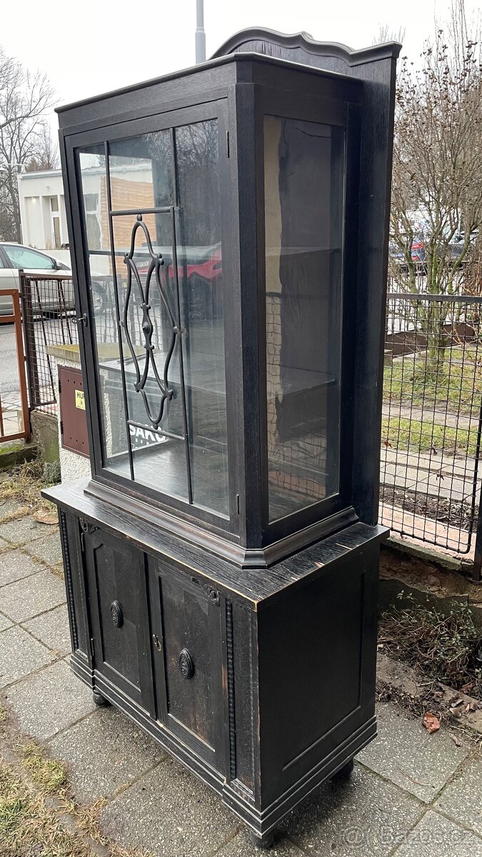Skleněná vitrína z masívu - 10