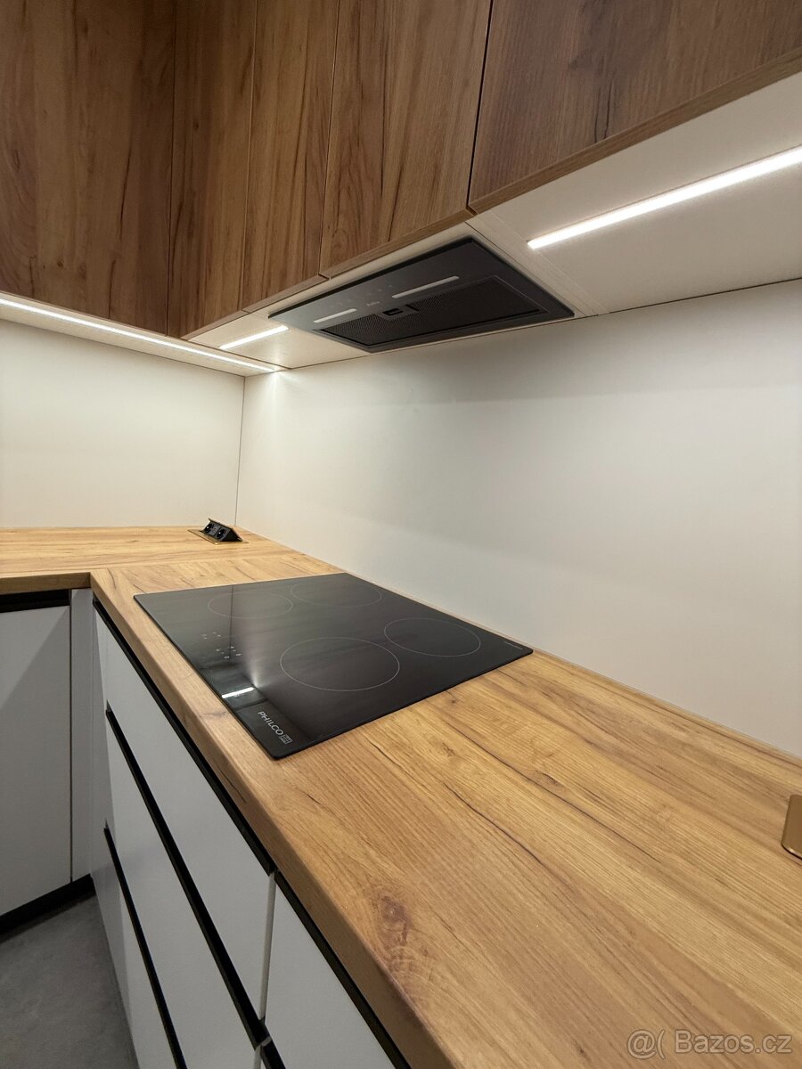 Kuchyně na míru – bílá + dřevo | Vestavěné spotřebiče - 10