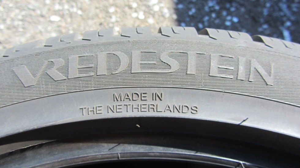 Celoroční pneu 235/40/19 Vredestein - 10