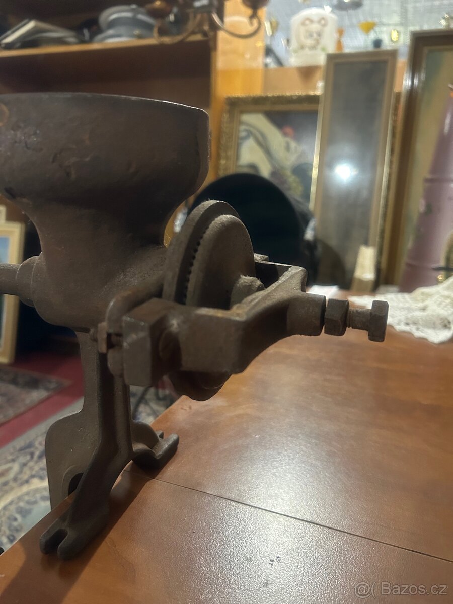Starý litinový mlýnek na obilí / šrotovník - 10